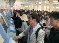 抢票软件变黄牛：收费藏猫腻，加速包抢不过手动买票