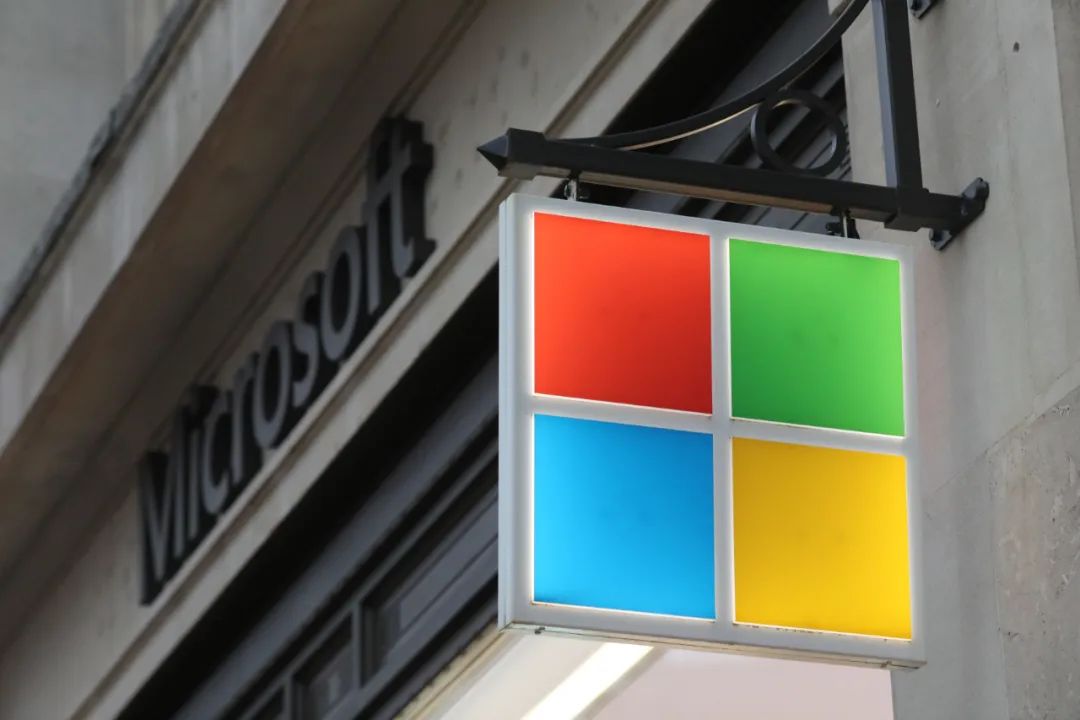 这是去年11月13日在英国伦敦拍摄的微软品牌标识