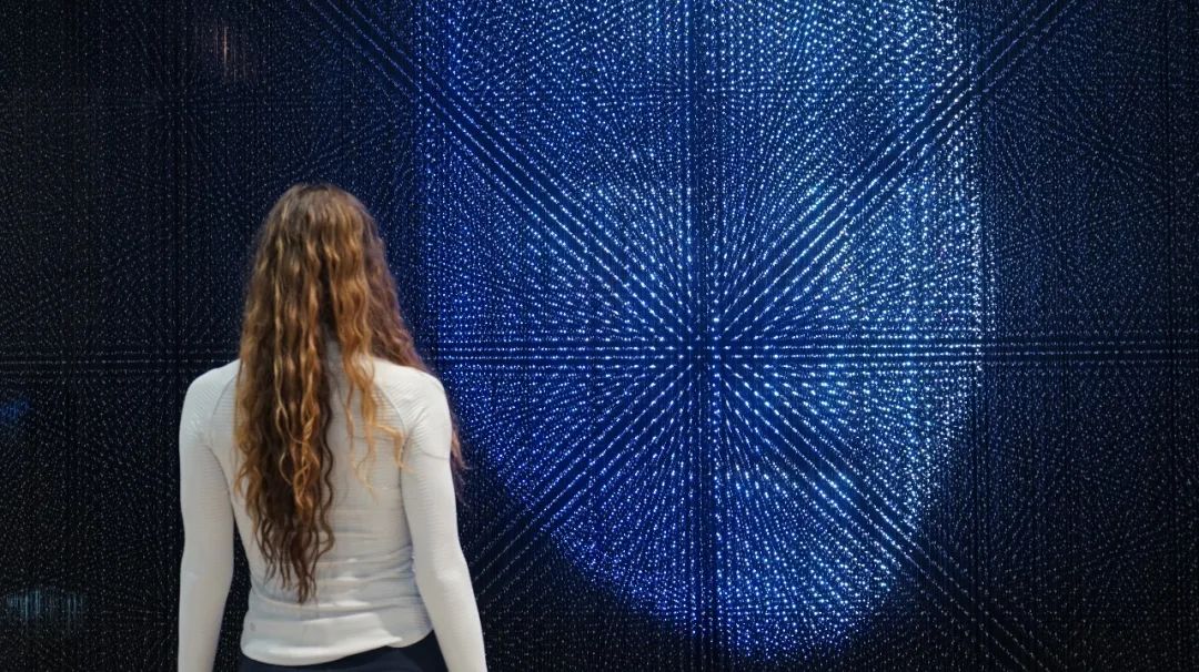 一名女士在美国拉斯维加斯消费电子展上体验智能科技.jpg