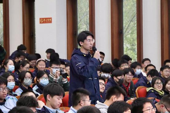 机器越来越智能、越来越像人.jpeg 机器越来越智能、越来越像人.jpeg