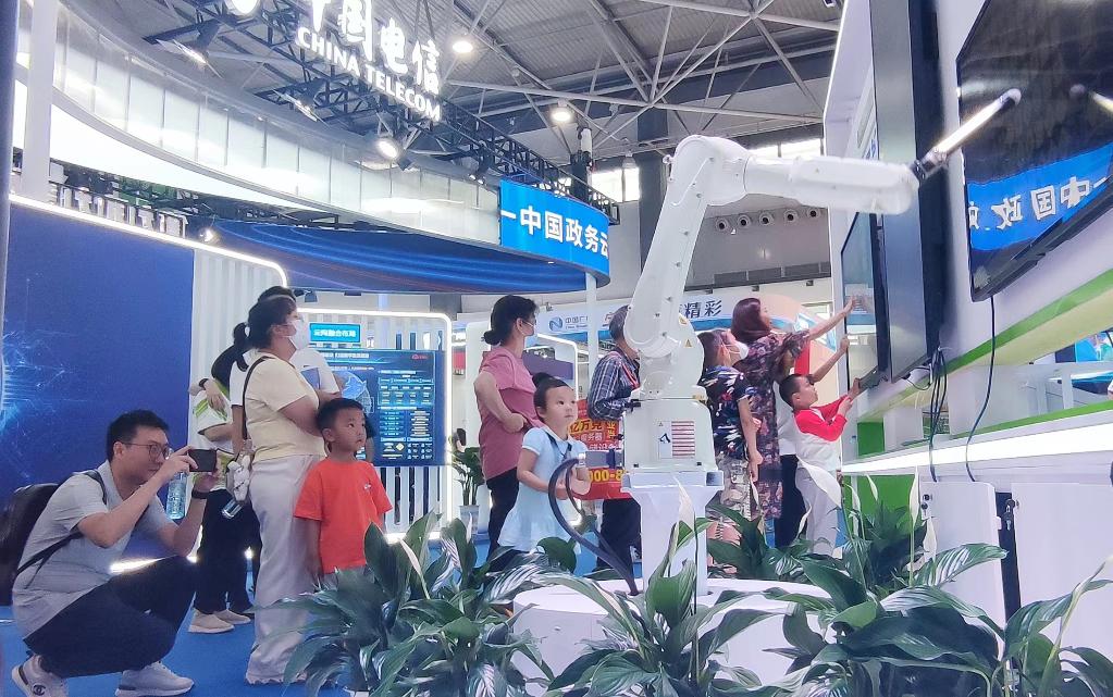 小朋友在2023中国国际大数据产业博览会上观看人工智能展示.jpg