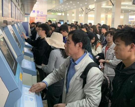 乘客在排队购票.jpeg